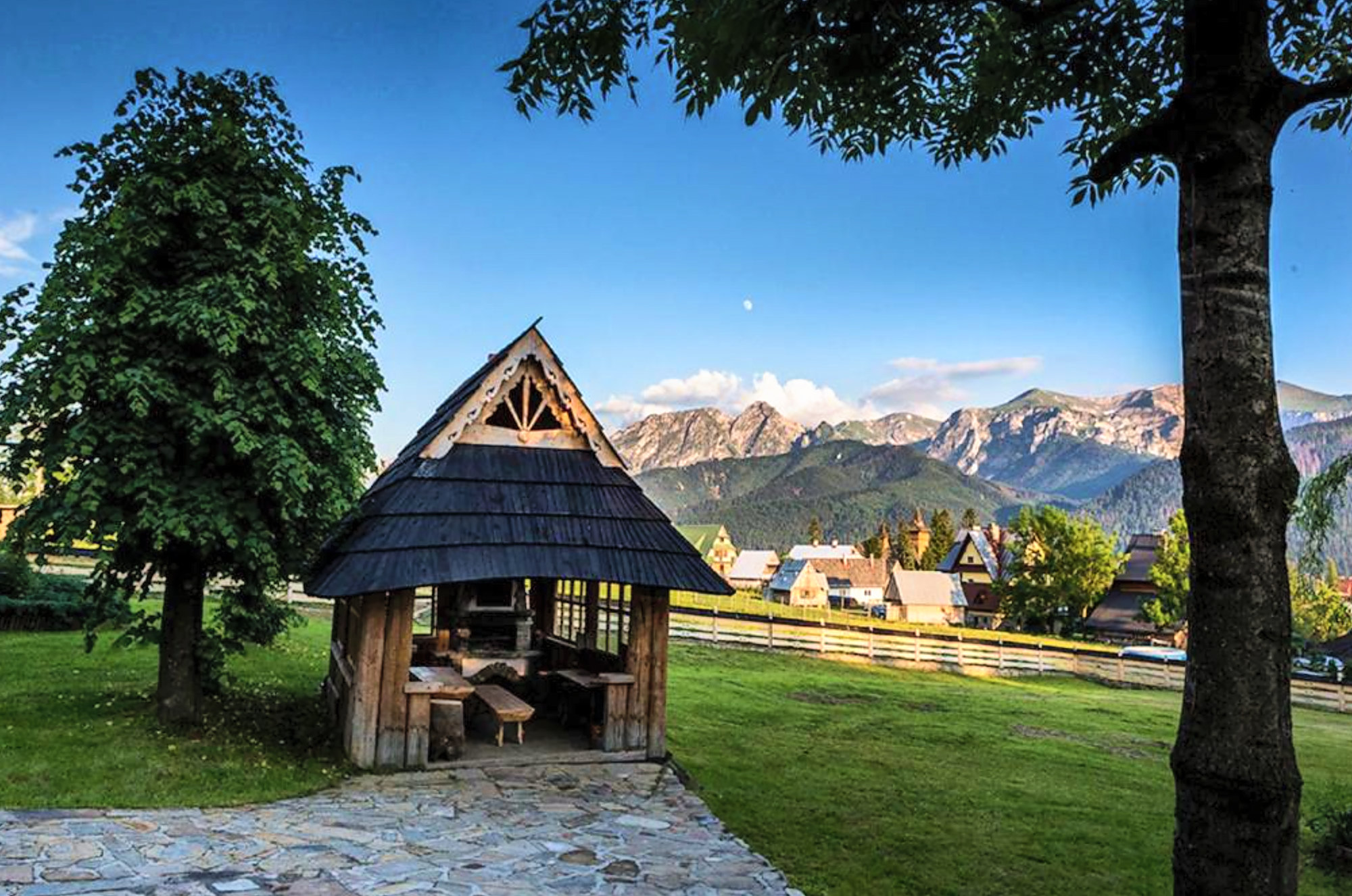 Bacówka grillowa z widokiem na Tatry