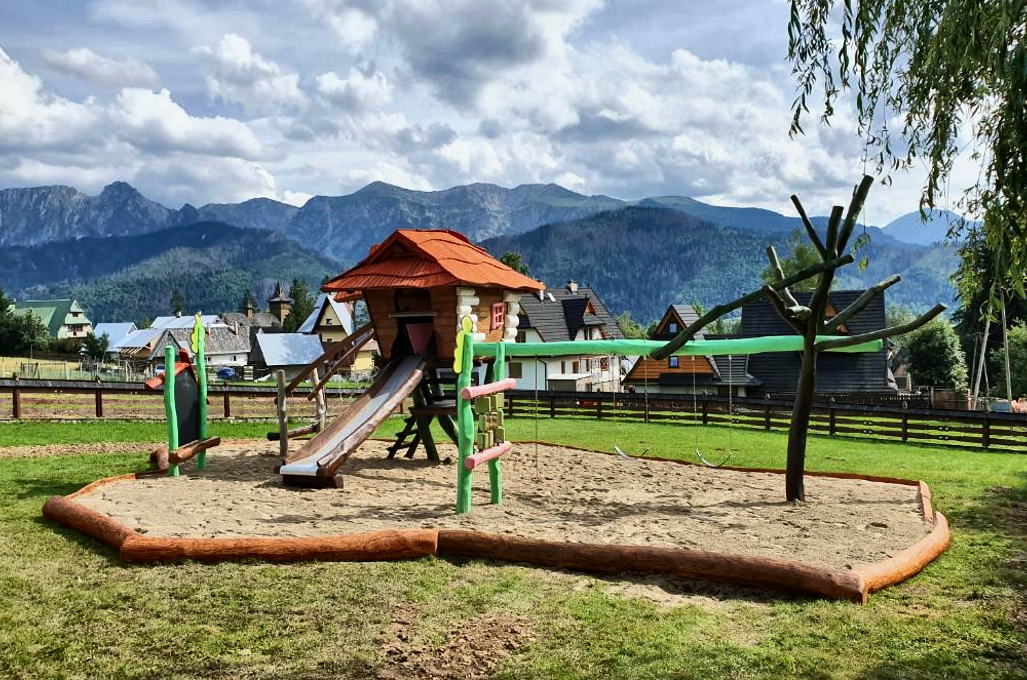 Plac zabaw z widokiem na Tatry